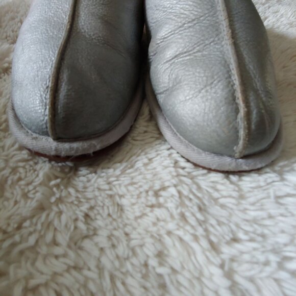 UGG Women's Slides Pearle Metallic Silver Fur Lined Scuff Slipper 9 - Picture 6 of 8